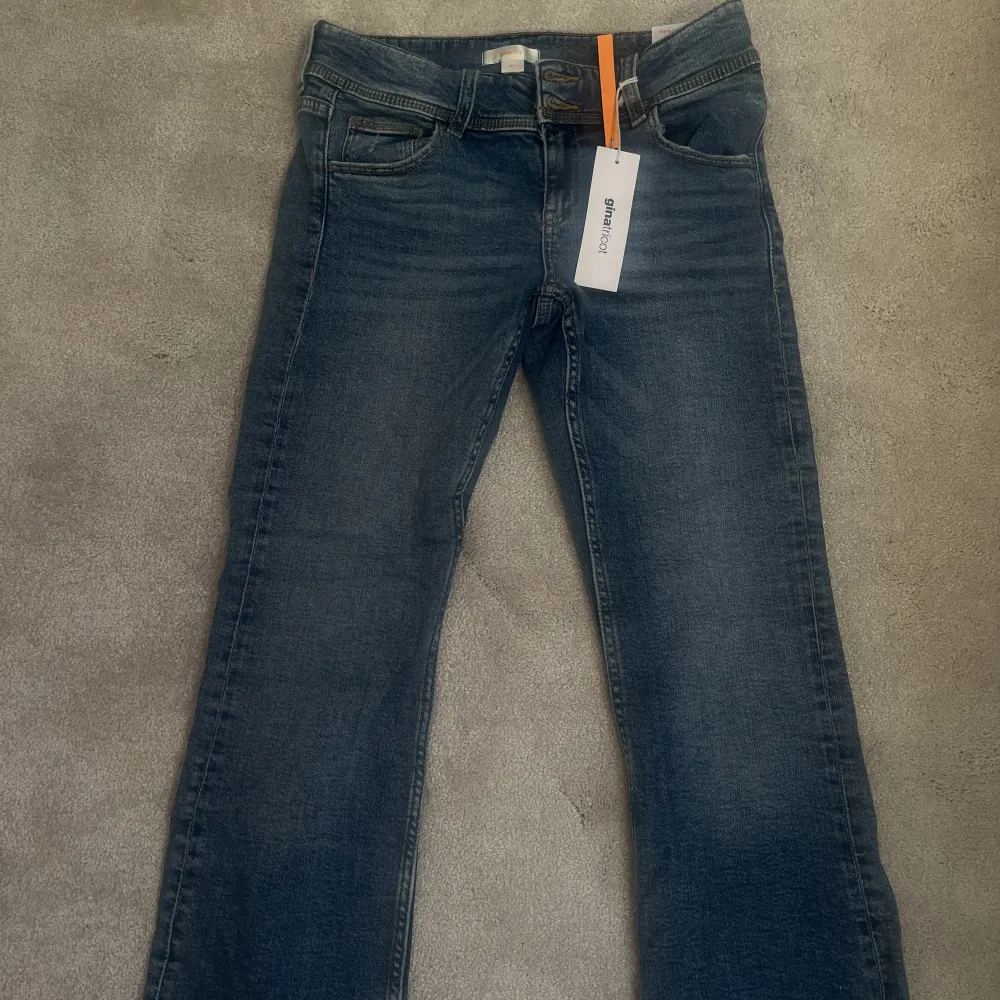 Säljer dessa helt nya Lågmidjade jeans från ginatricot, storlek 162 och passar mig som är 166 och dom är lite för långa på mig! Har aldrig använt dom då det inte är min stil, skriv för fler bilder😊. Jeans & Byxor.