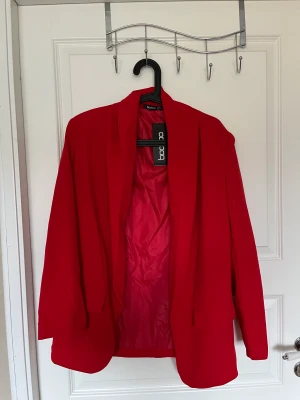 Kavaj  - Röd kavaj från boohoo. Strl 36 Aldrig använd med lappen kvar. Kan mötas upp i Gävle annars står köparen för frakt🧡