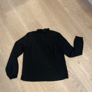 Blus - Svart blus i tunnt material 