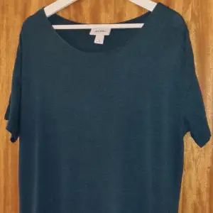 Underbar oversized T-shirtklänning Monki. Färg petrol/blå-grå. 57% Modal 37% Bomull 5% Elastan. 