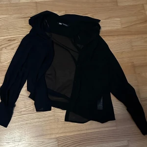 Bluse - En svart genomskinlig Bluse som ej kommer till användning från zara.
