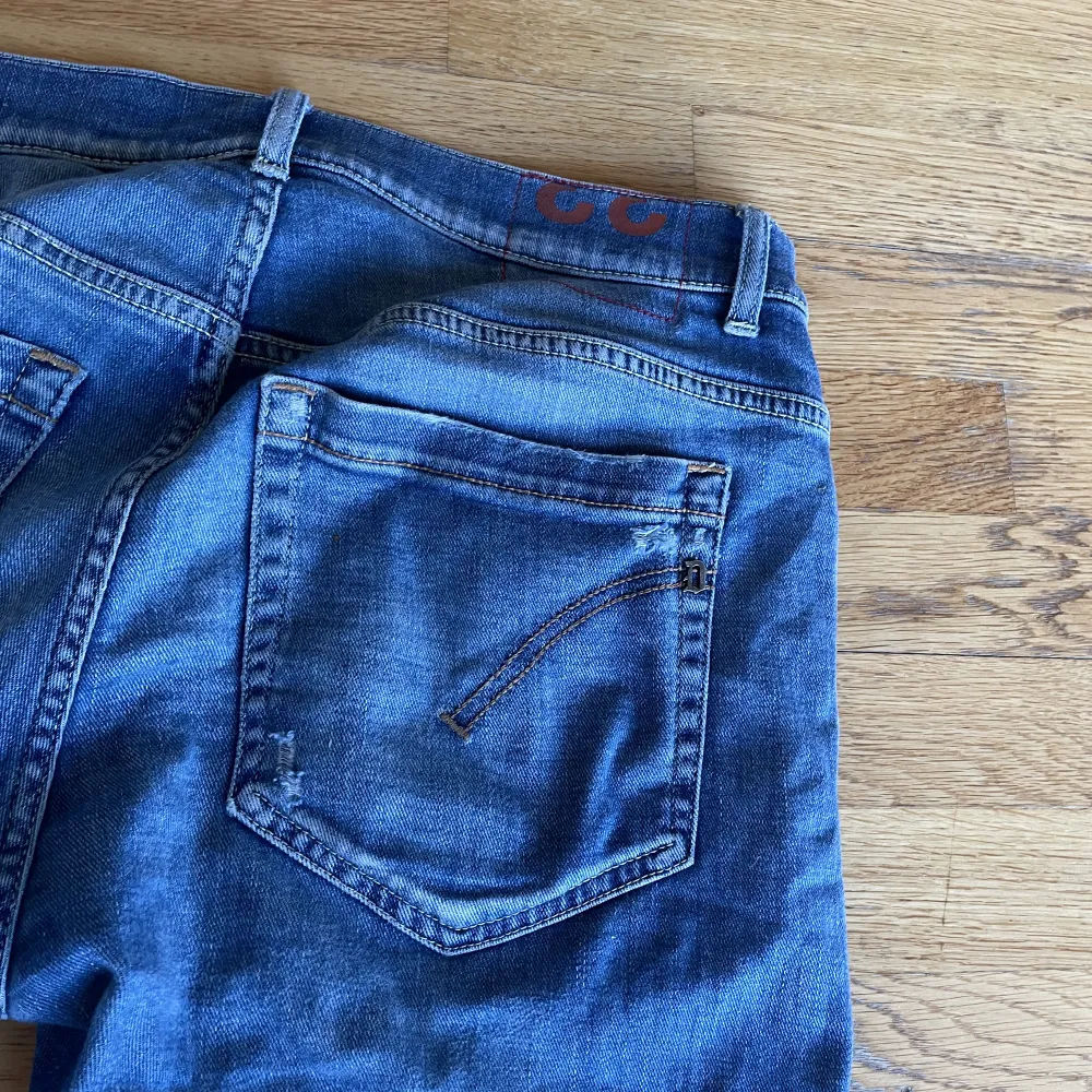 Säljer ett par tvärr snygga Dondups i modellen George. Väldigt bra skick men använda i ungefär 1 år. . Jeans & Byxor.
