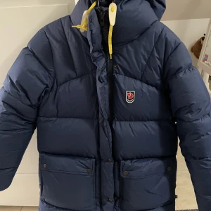 Fjällräven jacka  - lägger upp jackan igen då det var många oseriösa köpare, nya modellen, nästan helt oanvänd, inge defekter, kan tänka mig byta mot en likadan i XS 💕hör av er för fler bilder eller frågor🩷