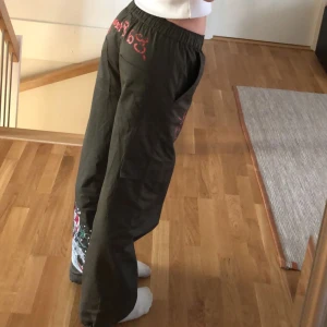 Ed hardy byxor - Säljer mina skit snygga ed hardy cargos för dom tyvärr inte är min stil längre. Köpta i london för 1 år sen, använda 2 gånger💗 nypris 1200kr