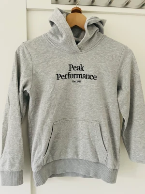 Peak performance Hoodie  - Grå peak performance Hoodie stl 140