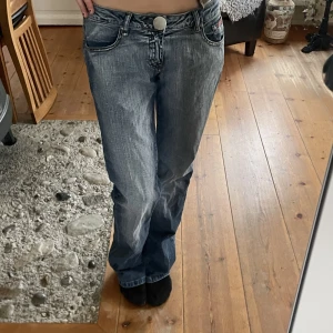 Low waist bootcut jeans - köpt second hand😚jag är 171 och jeansen är bra längd