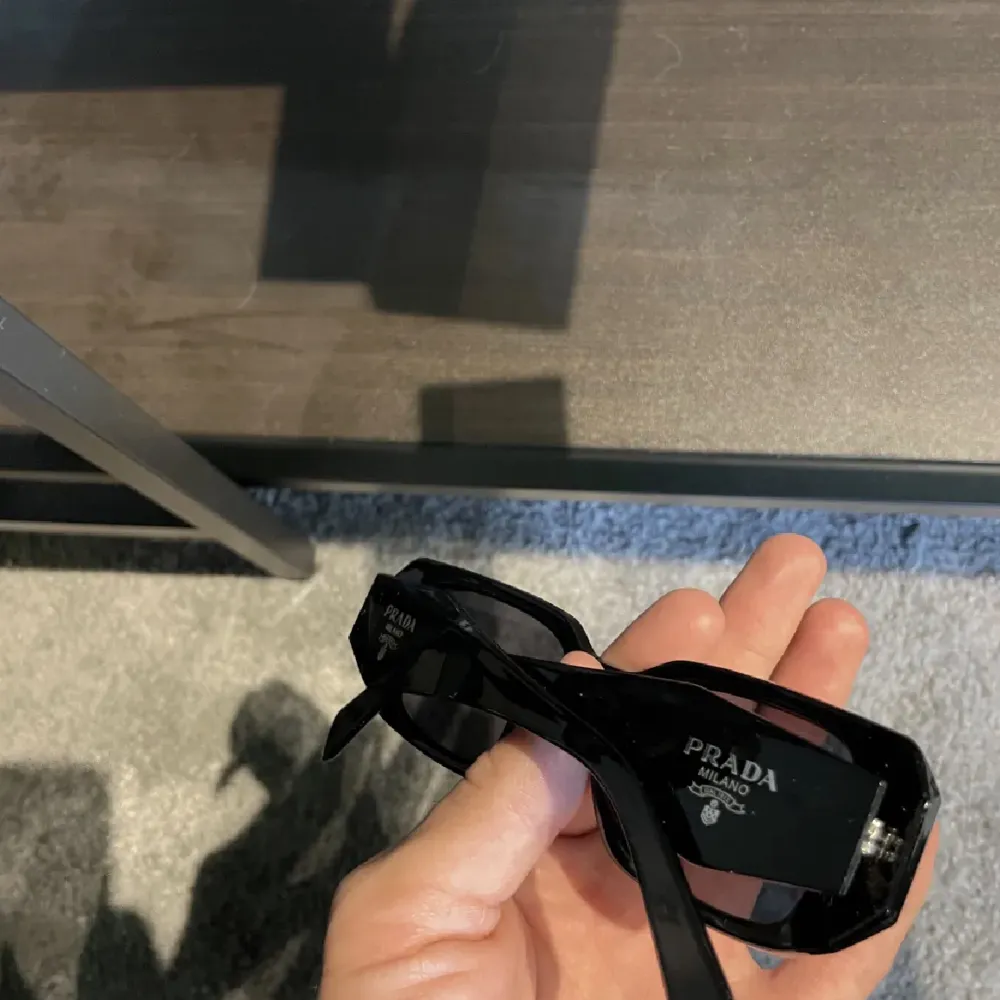Säljer mina helt nya Prada solglasögon av modell 17ws, 1:1.. Övrigt.