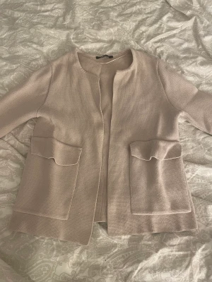 skit snygg kofta  - asssss snygg kofta från GinaTricot som passar till sååå mycket. Storlek S. Väldigt bra skick, inga defekter. Först till kvarn!