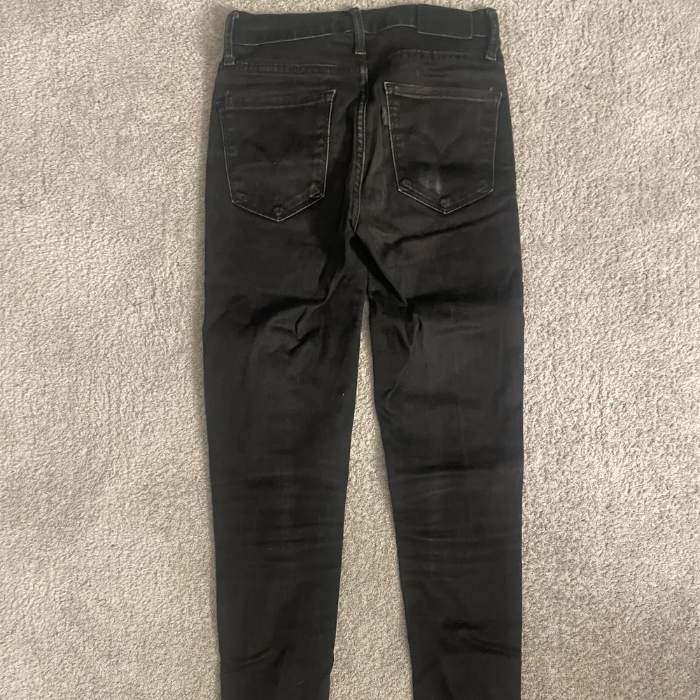 Svarta skinny jeans från Levis.  Modellen heter 720 high rise super skinny. Dom är lite slitena bak på fickan som visas i bilden.. Jeans & Byxor.