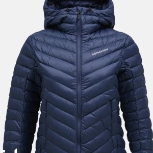 Peak performance jacks - En peak performance jacka som är helt i skick förutom ett litet hål vid armen men Inge märkvärdigt den är mörkblå o skulle säga att den funkar både till höst o vinter, kom privat för mer bilder och frågor 💕(skriv innan du trycker på ”köp nu”)