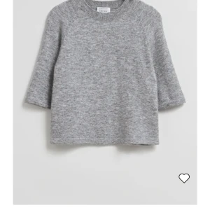 & other stories  - Säljer denna stickade t-shortsen från &other stories. Mycket fint skick! 