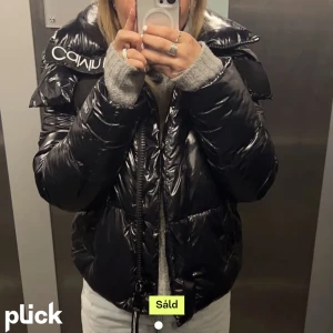 Calvin Klein jacka  - Säljer min jätte fina Calvin Klein jacka för har köpt en ny inga tecken på användning det är även en lånad bild skriv för fler frågor💓