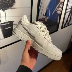 Säljer de hära fräscha air force 1 säljer de för 650kr! Bra skick. Säg till om du vill se mer bilder! Pris kan diskuteras. Box finns ej!