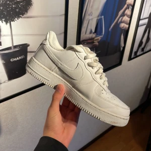 Air force 1 - Säljer de hära fräscha air force 1 säljer de för 650kr! Bra skick. Säg till om du vill se mer bilder! Pris kan diskuteras. Box finns ej!