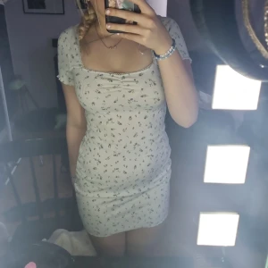 Klänning - JÄTTE fin klänning har aldrig använt och är i ett jätte bra sikt👍🏽