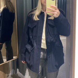 A days march jacka - Säljer denna super fina A days march jacka i storlek S/36. Fint oversized i ull. Köpt förra hösten. Fint skick!