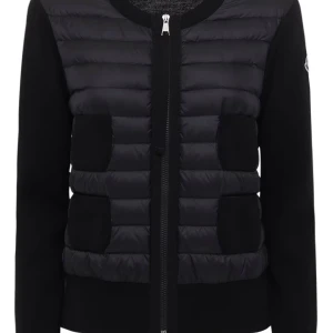 Moncler Cardigan dam - Köpte denna Moncler Cardigan på NK i Göteborg 2022, jag har inte fått mycket användning av den.  Just nu kostar den mellan 8000-9000kr. Är det någon som är intresserad hör av er gärna, äkthetsbevis tillkommer💕 Kan tänka mig att byta till en större storlek