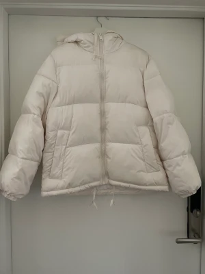 Vinterjacka  - Vit vinterjacka från H&M. Använd men tvättas innan den skickas. Storlek Xs. Den är fluffig och varm.