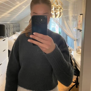 Stickad tröja🩶 - Stickad tröja från ZARA🩶Tröjan är blå/grå, framgår inte så bra i bilden! Tröjan är i bra skick och är endast använd ett fåtal gånger❤️‍🔥