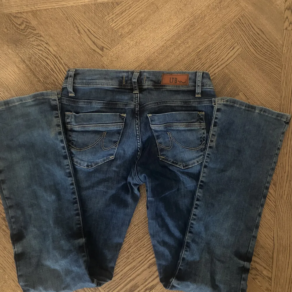 Low rise bootcut jeans från ltb, slutsålda!! Köpta för cirka 600 förra hösten, i bra skick💕. Jeans & Byxor.