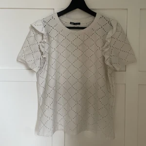 Topp zara  - Gullig topp ifrån Zara med volang ärmar, storlek S🫶