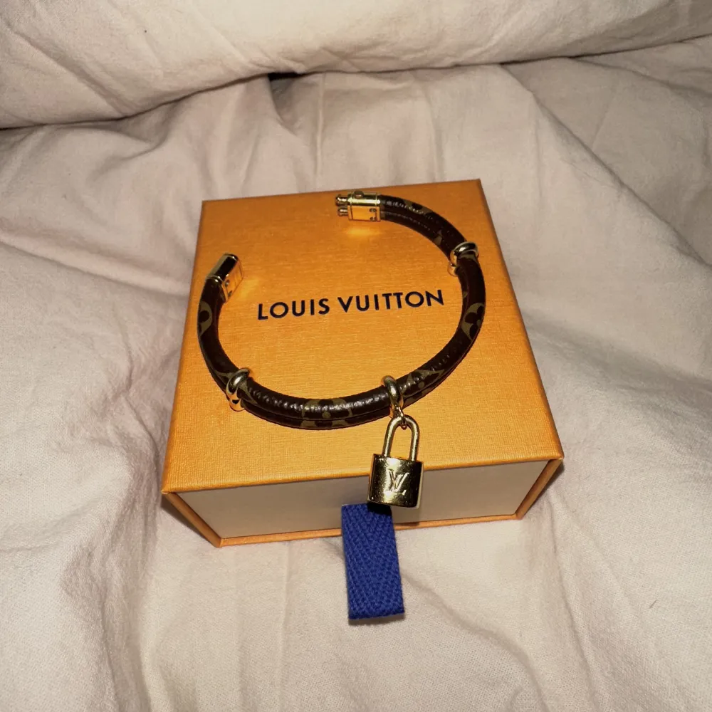 Armband från Louis Vuitton köpt i Stockholm, kvitto dustbag osv tillkommer! Använt fåtal gånger så skulle säga att det är i nyskick. Är osäker på storlek men kan kollas upp vid intresse, köpt för 3400kr 🫶🏽. Accessoarer.
