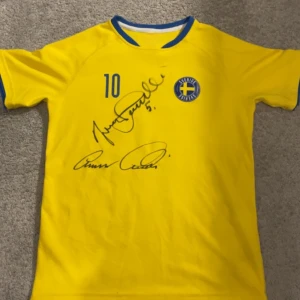 Sverige tröja med autograf - Storlek S Autografer signerade av Legendaren Thomas Ravelli och hans bror Andreas Ravelli