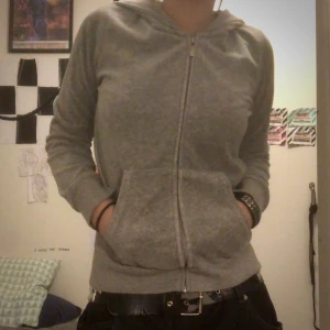 Grå hoodie - En grå tight hoodie as snygg men tyvärr för liten för mig 🙂 bra skick!