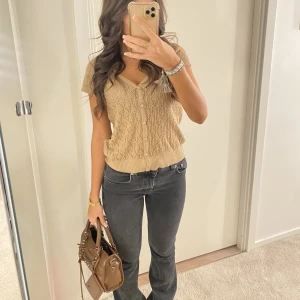 Beige stickad t-shirt - Så fin beige brun stickad t shirt med fina detaljer 🧸🩷