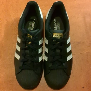 Adidas superstar  - Knappt använda Adidas superstar. Säljer dem då de tyvärr inte passar mina fötter.