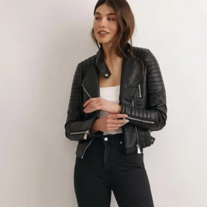 Chiquelle moto jacket black - Svart Skinnjacka (fejk) köpt från chiquelle. Har massa snygga detaljer på armar och i sidan och är nästan som ny! Säljs då den har fått hänga i garderoben länge.  Skriv om ni vill ha mina egna bilder. Kan både frakta och mötas upp i gbg<3
