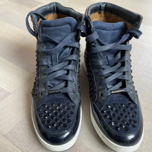 Jimmy Choo - Suede sneakers i navy. I väldigt bra skick.  Nypris: 5800kr