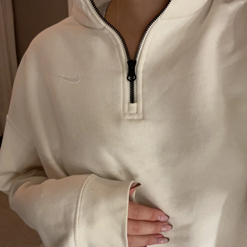 En perfekt tröja i en så fin beige/krämvit färg. Den kommer tyvärr inte till användning längre så därav säljer jag den💓storlek xs, säljer för 250kr + frakt . Hoodies.