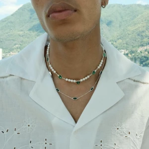 Commonlines pärlhalsband - Pärlhalsband med gröna hjärtan från Commonlines.  Helt ny. Påse osv medföljer.  Handgjort i Italien med 925 sterling silver. Säljs inte längre. Livstids garanti med ett gratis byte eller lagning. Läs mer: commonlines.com  Nypris 1550kr