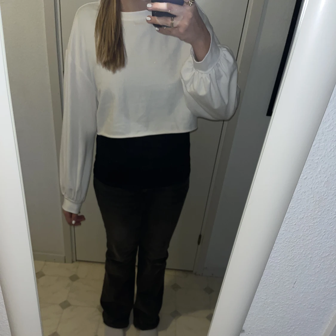 Vitlångärmad magtröja