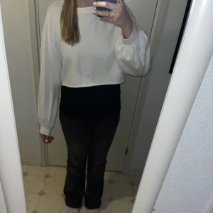 Vitlångärmad magtröja  - Säljer en jättefin vit magtröja från SHEIN som man kan ha tillexempel ett spetslinne under. Jag säljer den då den inte kommer till användning. Skriv om du har några funderingar🤍🤍🤍