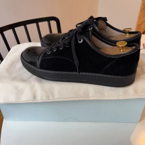 Lanvins  - Säljer dessa helsvarta lanvins. Skick 9/10. Tillkommer skosnören, box och tygpåse. Hör av er vid frågor, allt gott!