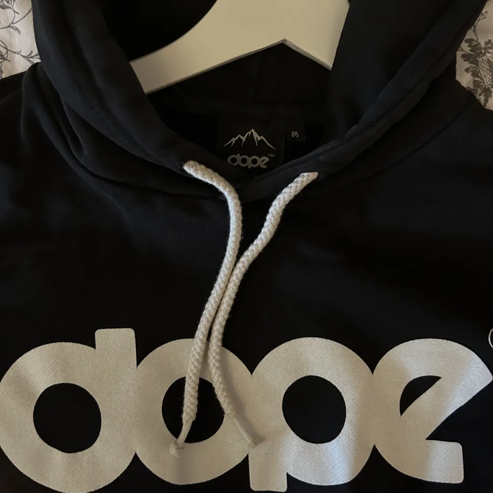 Svart hoodie från dope, storlek 38, frakt ingår ej💗. Hoodies.