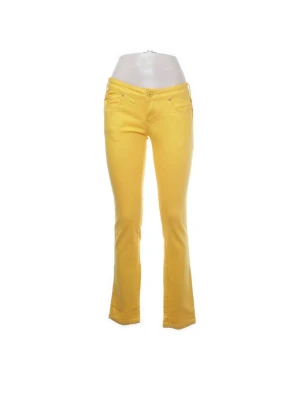 Gula Low Rise jeans  - As snygga bootcut Low Rise jeans.  Storlek 38 men skulle säga passar 34/36/38 beroende på hur man vill att de ska sitta.  Kan ej ge bilder med dem på. 