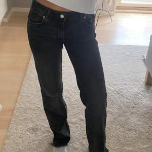 Svarta flare jeans från Zara, de är inte helt svarta utan lite tvättade! De är lågmidjade och i bra skick   Storlek 34 