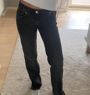 Svarta jeans  - Svarta flare jeans från Zara, de är inte helt svarta utan lite tvättade! De är lågmidjade och i bra skick   Storlek 34 