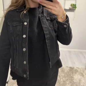 Jeansjacka - Jeansjacka från Zara. Nyskick
