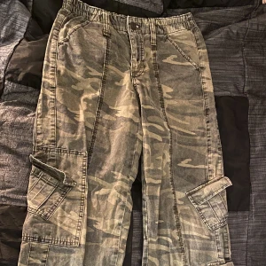 Kamouflage cargo byxor - Cargo byxor i kamouflage Dessa byxor är straight i modellen och i bra skick💕 