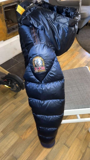Parajumper jacka - Fin parajumper jacka litet slit märke på ena armen som inte synd om man inte kollar jätte noga utöver det är den i jätte fint skick köpt förra vintern fina en qr kod i så man ser att den är äkta 