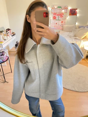 Kappa nakd - En grå nästan oandvänd kappa från nakd men storleks lappen har klipps bort men det är 36 skulle jag minnas att de va men passar mig som har xs men sitter lite större på ❤️