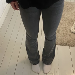 Lågmidjade Jeans - Säljer ett par lågmidjade grå bootcut jeans från gina, köptes för 499 mitt pris 150, jättefina och snygga till hösten/vintern💕💕Hör av er vid frågor