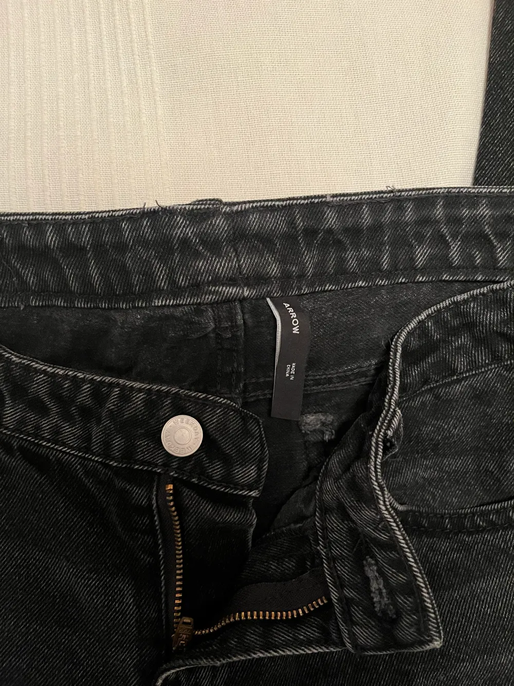 Säljer mina supersnygga lågmidjade jeans! De är lågmidjade i en rak modell och en snygg tvätt💗💗 Den ursprungliga storleken är 28/32 men jag har sytt in dem så dem är mer 27/26 i midjan skulle jag säga!. Jeans & Byxor.