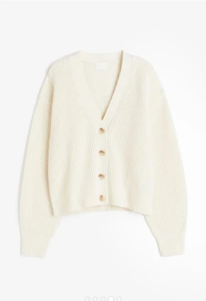 Kofta  - Säljer denna jätte snygga kofta från hm parfekt nu till hösten å jötte snygg  knappt använd den är i Storlek xs men passar mig parfekt som brukar ha s till m 