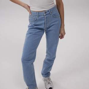 Skitsnygga jeans i lös passform från NA-KD💞 säljs på grund av för stora och är i jättebra skick!! Storlek 36