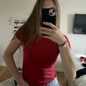 Body - Röd ribbad body från H&M, knappt använd! ❤️